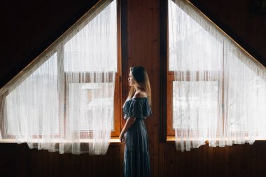 Büyük pencereler ile rahat bir ahşap ev