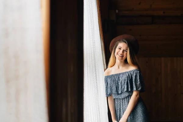 Ragazza felice viaggiatore vita felice — Foto Stock