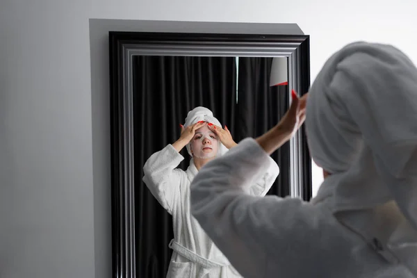 Maske zur Wiederherstellung des Wasserhaushalts der Gesichtshaut. — Stockfoto