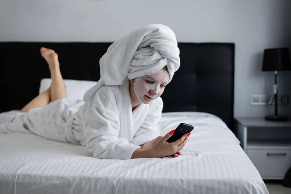 La mujer se aplicó una toallita cosmética antienvejecimiento en la cara. tono y frescura en la mañana . —  Fotos de Stock