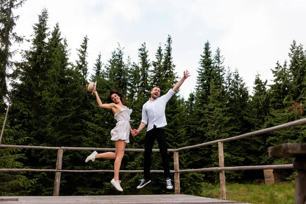Een man en een vrouw springen op een terras — Stockfoto