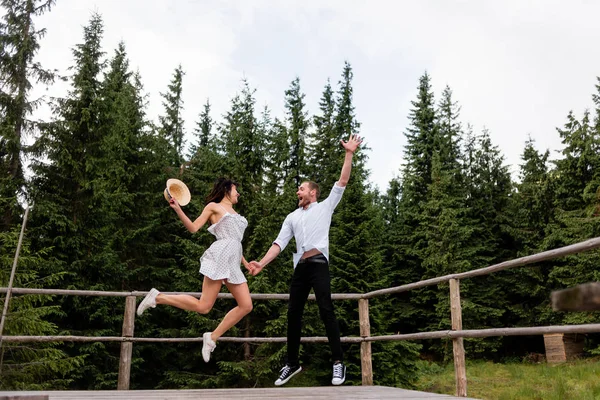 Un hombre y una mujer saltan a la terraza — Foto de Stock