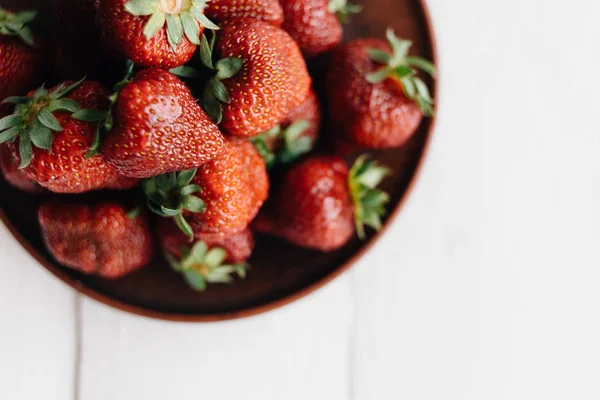 Fresas maduras en un plato, vista desde arriba —  Fotos de Stock