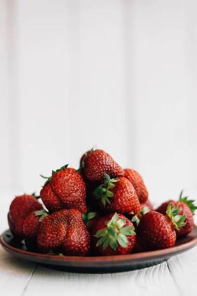 Grandes fraises sur une assiette en gros plan, placez pour votre texte — Photo