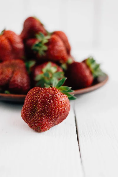 Grande fraise sur fond d'assiette — Photo