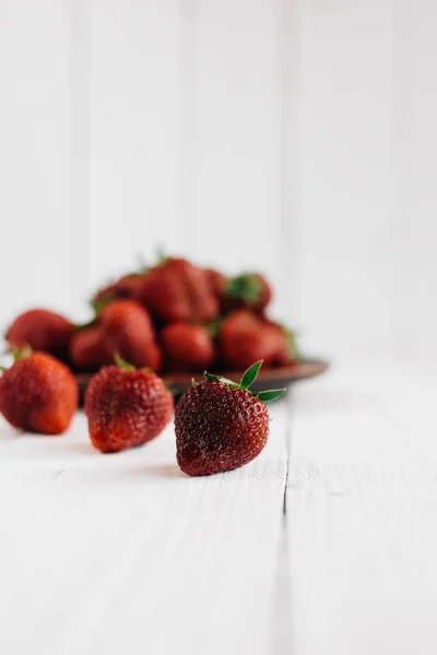 成熟美味草莓的农业收获放在一张白桌子上 — 图库照片