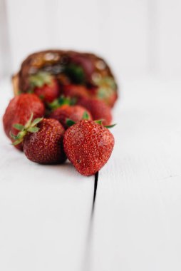 Beyaz bir masada sulu çilek.