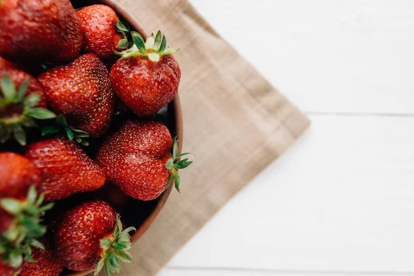 Fresas de cerca, hermosas bayas en una servilleta —  Fotos de Stock