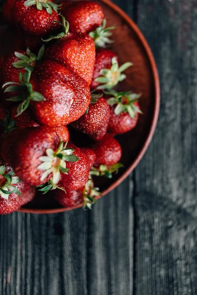 Photo de fraises sur le dessus, fond noir — Photo