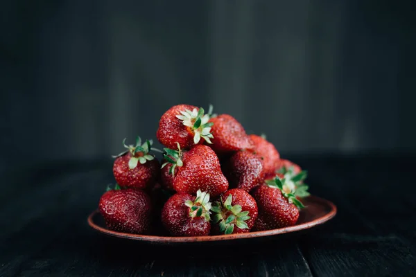 Foto aardbeien op een donkere achtergrond, gezond eten — Stockfoto