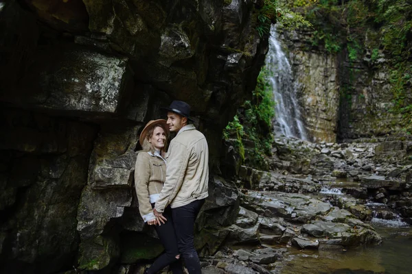 一个男人和一个女人站在岩石上，靠近树木、森林和湖泊。 旧工业花岗岩采石场景观. — 图库照片