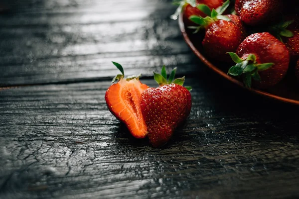 Un nuevo cultivo de fresas jugosas y maduras se encuentra sobre la mesa — Foto de Stock