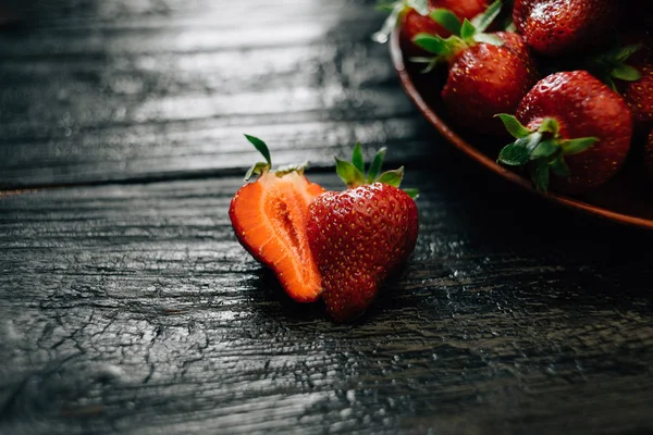 Una nuova coltura di fragole succose e mature giace sul tavolo — Foto Stock