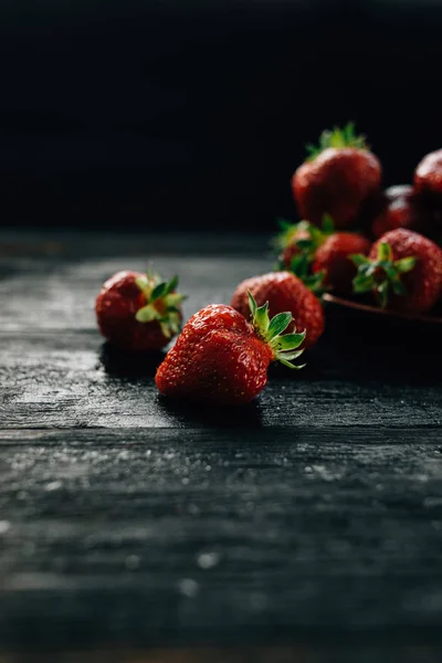 Foto vertical de bayas de fresa, fondo oscuro — Foto de Stock