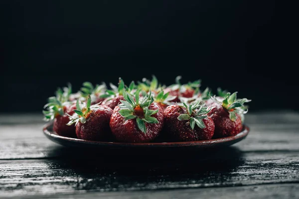 Coltivazione di fragole fresche su un tavolo nero vintage — Foto Stock