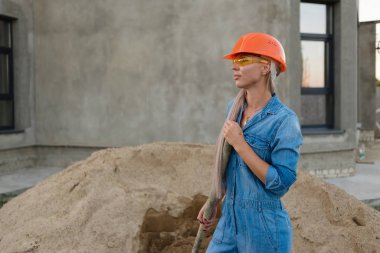 Kasklı ve mavi tulumlu kız.