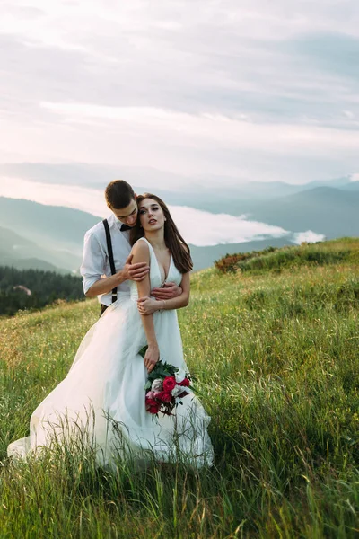 Жених и невеста позируют на траве — стоковое фото