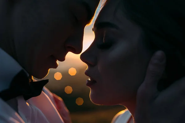 Man and woman face to face in the background of the sunset — Stock Photo, Image