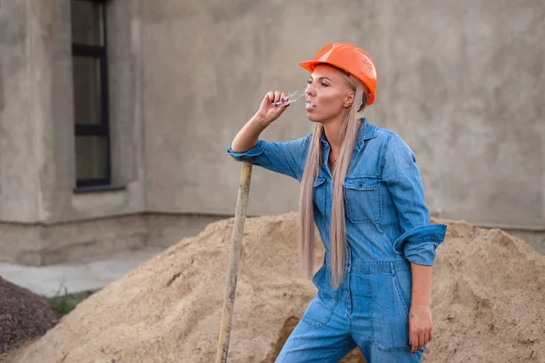 İşçiler teneffüste sigara içer, ev inşa ederler.