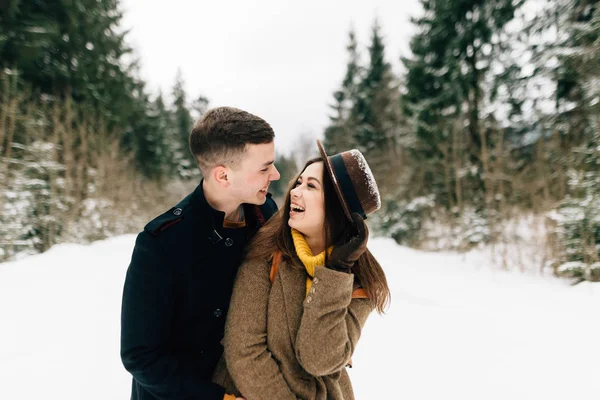 Guy a dívka se smějí v zimním lese, zblízka — Stock fotografie