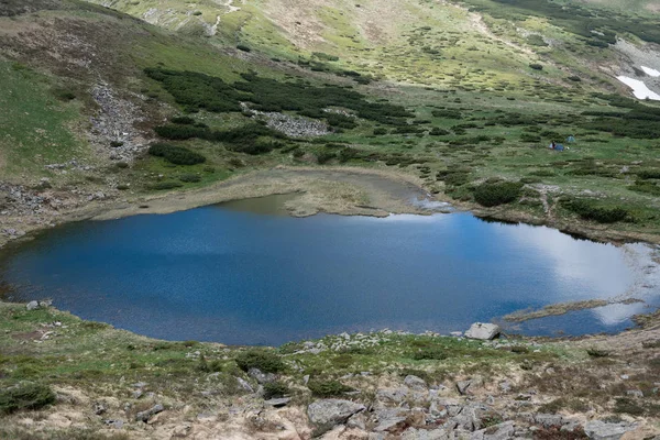 Um pequeno lago azul nas montanhas — Fotografia de Stock