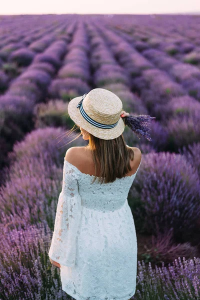 Young brunette with long hair poses in a lavender field in France — 图库照片