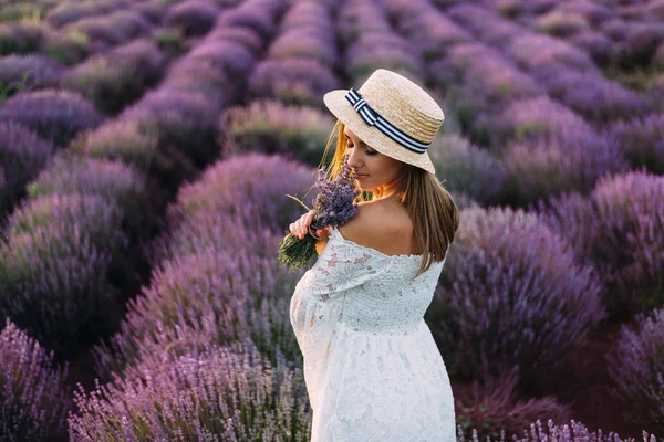 Girl sniffs bouquet of lavender with eyes closed — 图库照片