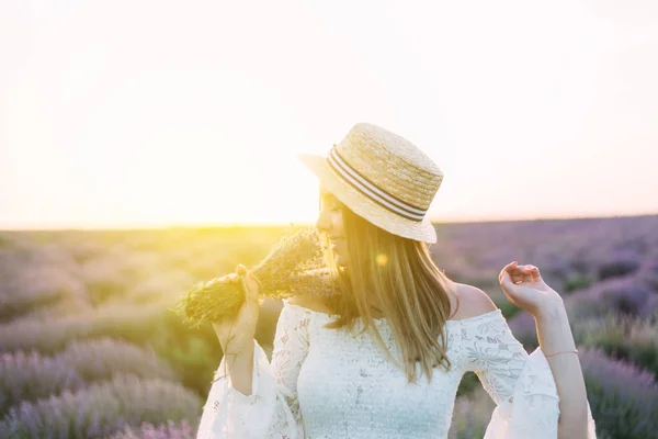 Girl with a bouquet of lavender in the sun, Provence — 图库照片