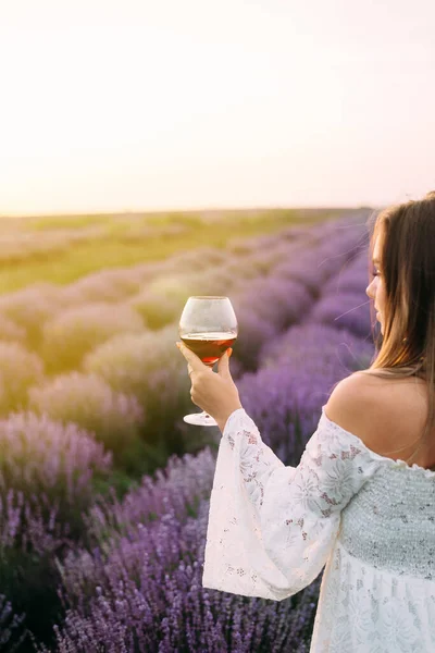 Glass of wine in the hands of a girl, Provence, lavender field — 图库照片