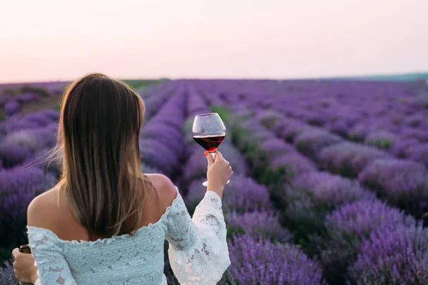 Girl with a glass of wine in a lavender field, France — 图库照片