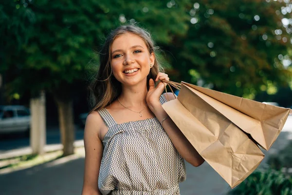 Närbild av ung kvinna med shoppingväskor som står utanför, svart fredag shopping — Stockfoto