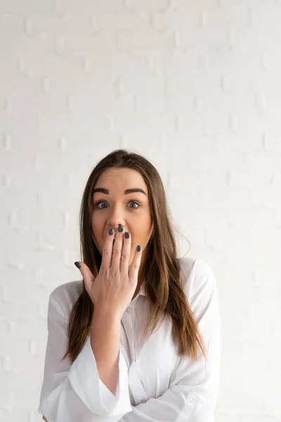 Omg, the girl is very surprised and covers her mouth with one hand, surprised — Stock Photo, Image