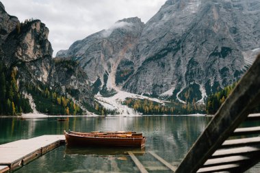 Alp gölündeki tipik ahşap teknelerle göz kamaştırıcı romantik bir yer, Lago di Braies.