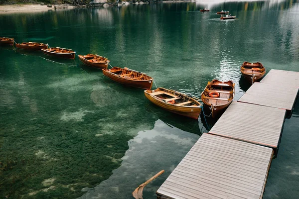 Um local de férias romântico deslumbrante para toda a família com barcos de madeira típicos em um lago alpino, Lago di Braies — Fotografia de Stock