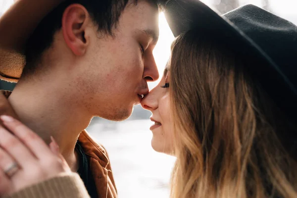 Pareja joven enamorada, concepto de estilo de vida. El tipo besa suavemente a la chica en la nariz . — Foto de Stock