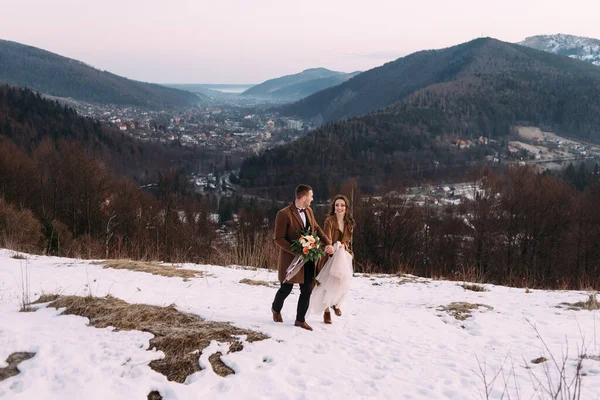 Jonge Bruidspaar Lopen Plezier Hand Hand Ski Resort Village Met — Stockfoto