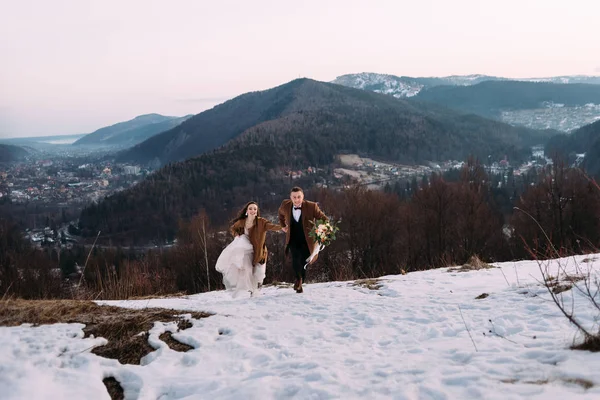 Elegante Par Recién Casados Corriendo Nieve Abrigo Hombre Marrón Ramo — Foto de Stock