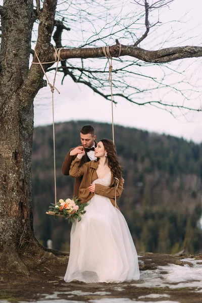 Una Novia Alegre Alegre Balancea Columpio Ríe Alegremente Disfruta Vida —  Fotos de Stock