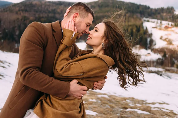 Detailní Fotografie Nevěsty Ženicha Jak Mazlí Pozadí Zimních Hor Vřelě — Stock fotografie