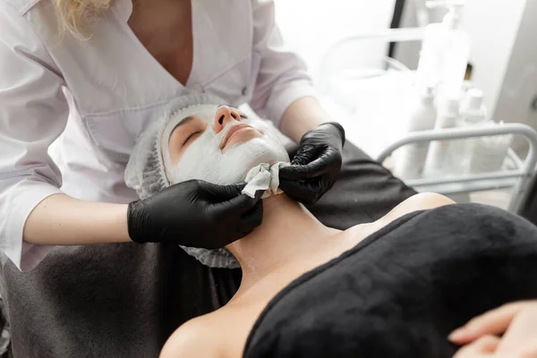 Medico Cosmetologo Con Salviette Umidificate Lava Maschera Dal Viso Procedura — Foto Stock