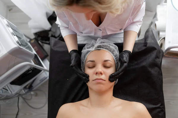 Cosmeticianul Aplică Mască Respectuoasă Pielea Clientului Mișcări Masaj Femeii Pasă — Fotografie, imagine de stoc