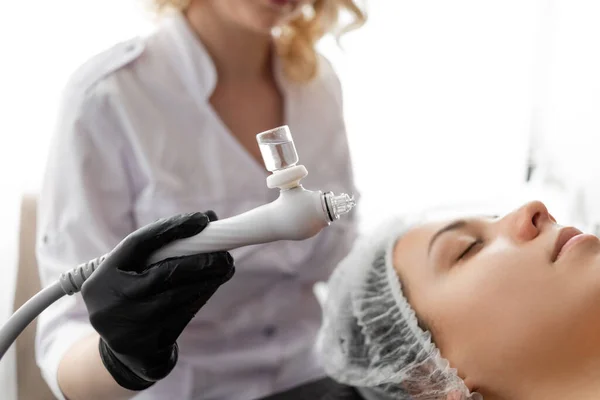Cosmetologie Hardware Cosmeticianul Ține Mâini Dispozitiv Care Curăță Pielea Flux — Fotografie, imagine de stoc