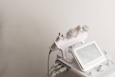 RF-LIFTING 'i gerçekleştirmek için bir cihaz. Yumuşak kırışıklıklar ve gençleşme. Cilt metabolizmasını geliştiriyor. sert ve tonlu cilt.