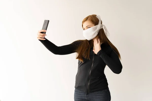 Una Mujer Protege Del Coronavirus Usando Una Máscara Cara Comunicación —  Fotos de Stock