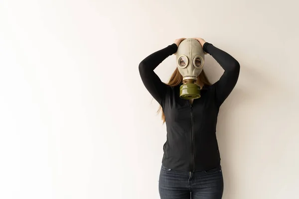 Mujer Joven Protege Contaminación Ambiental Máscara Gas Cara Fondo Blanco — Foto de Stock