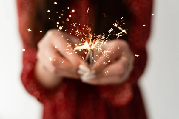 Close Sparklers Mãos Femininas Festa Divertida Festa Aniversário — Fotografia de Stock