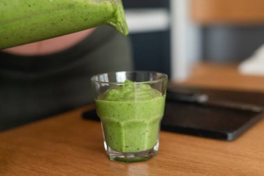 Sebzeli ve yeşil otlu lezzetli ve sağlıklı bir smoothie. Doğal antioksidan. Dokunulmazlığı arttırırız. Lezzetli ve sağlıklı. Sağlıklı yeme kavramı