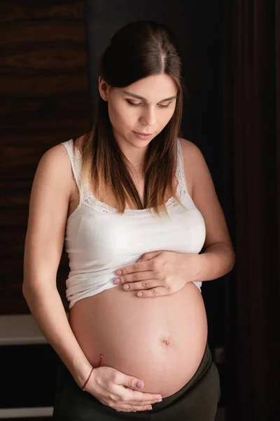 Mladá Krásná Těhotná Žena Hladí Své Velké Břicho Očekávaná Matka — Stock fotografie