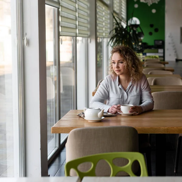 Joven Europea Alegre Bebiendo Café Caliente Disfrutándolo Mientras Está Sentado —  Fotos de Stock