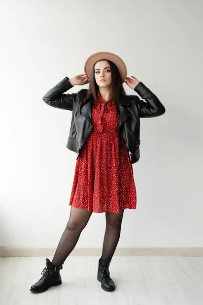 Una Joven Hermosa Mujer Está Vestida Con Vestido Rojo Sombrero — Foto de Stock